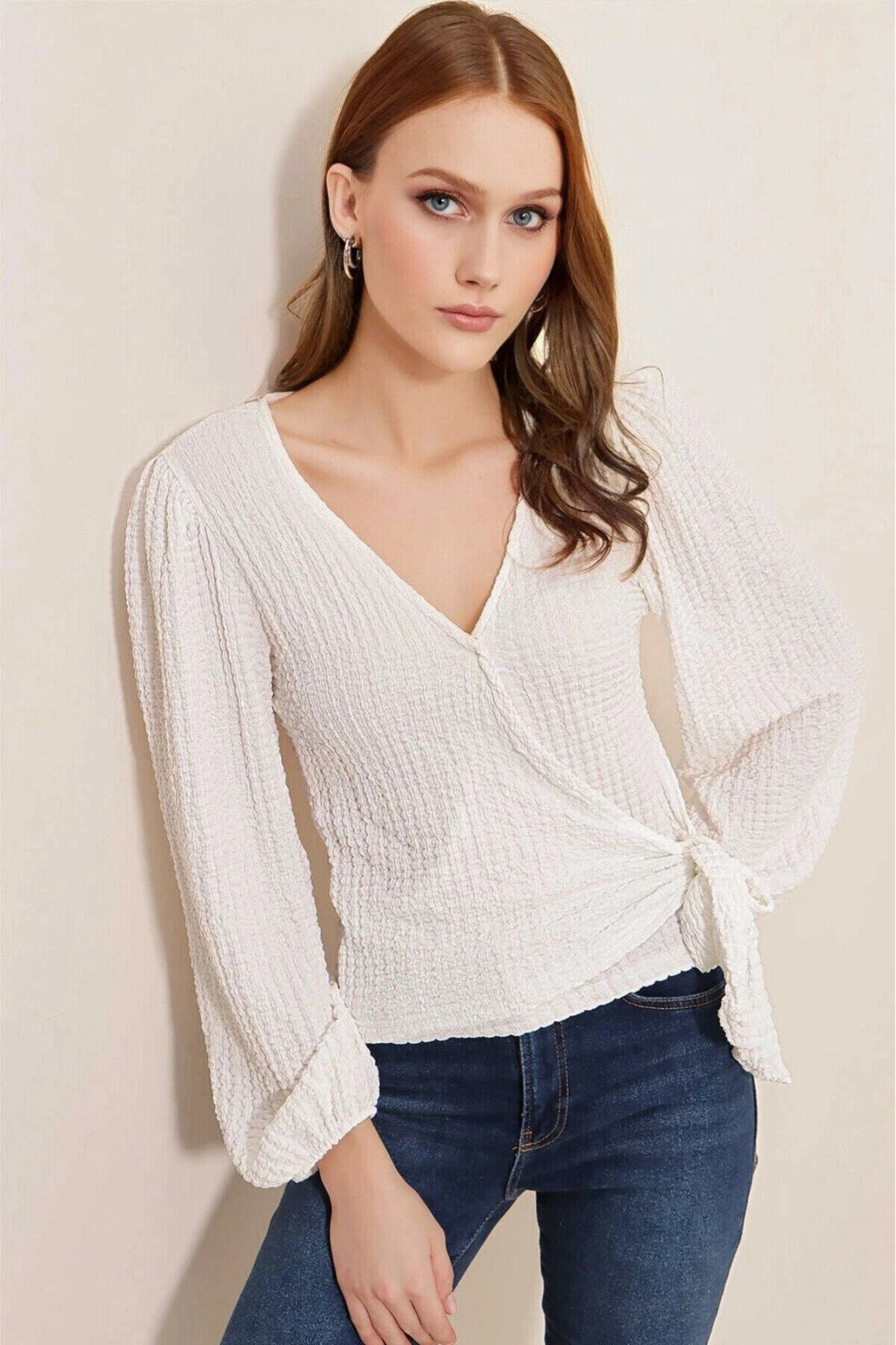 Kadın Beyaz Dokulu Anvelop Yaka Kuşaklı Trend Rahat Örme Bluz PLD23W-3066