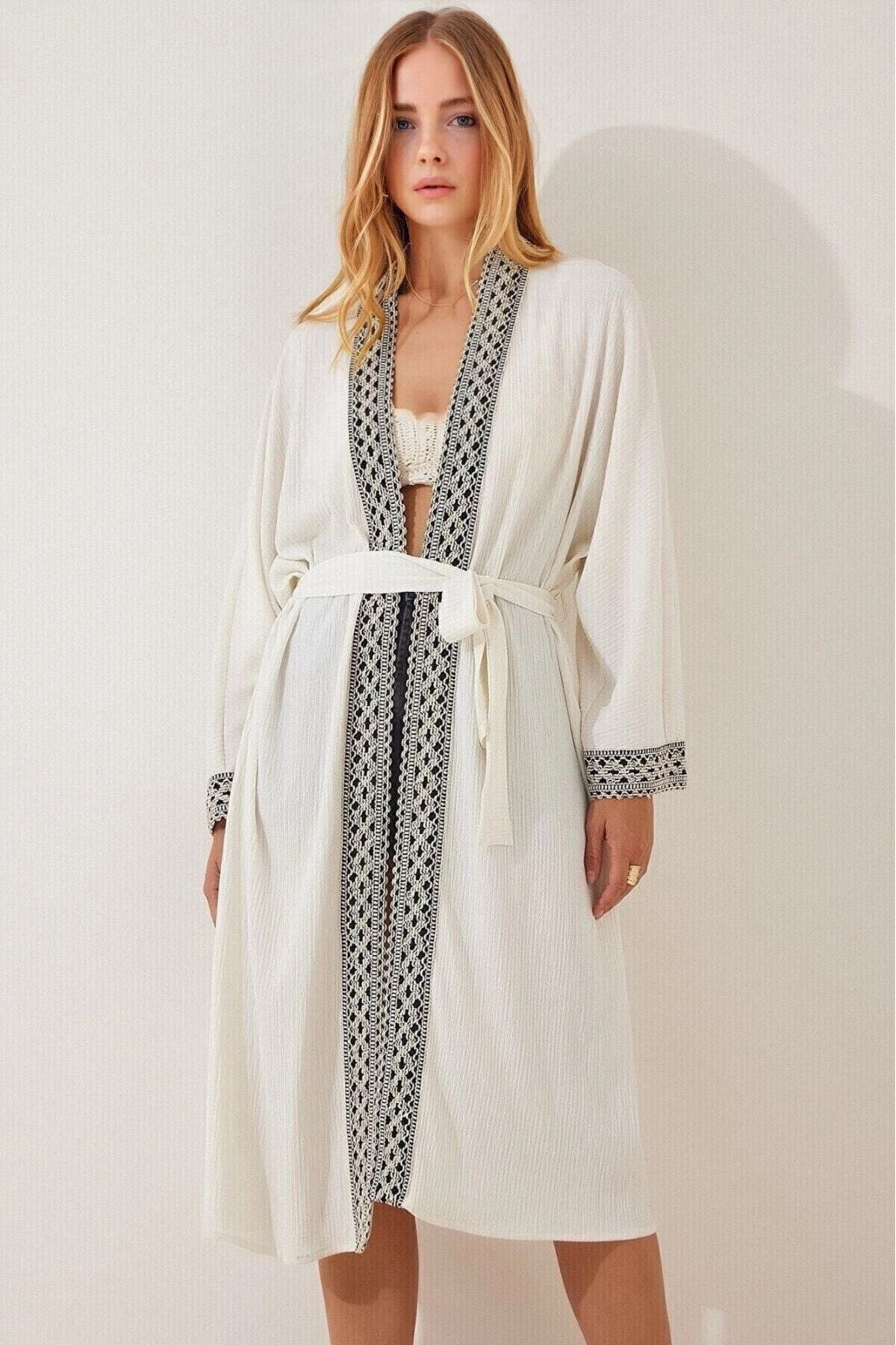 Kadın Beyaz Nakışlı Kuşaklı Uzun Kimono PLD22S-3151