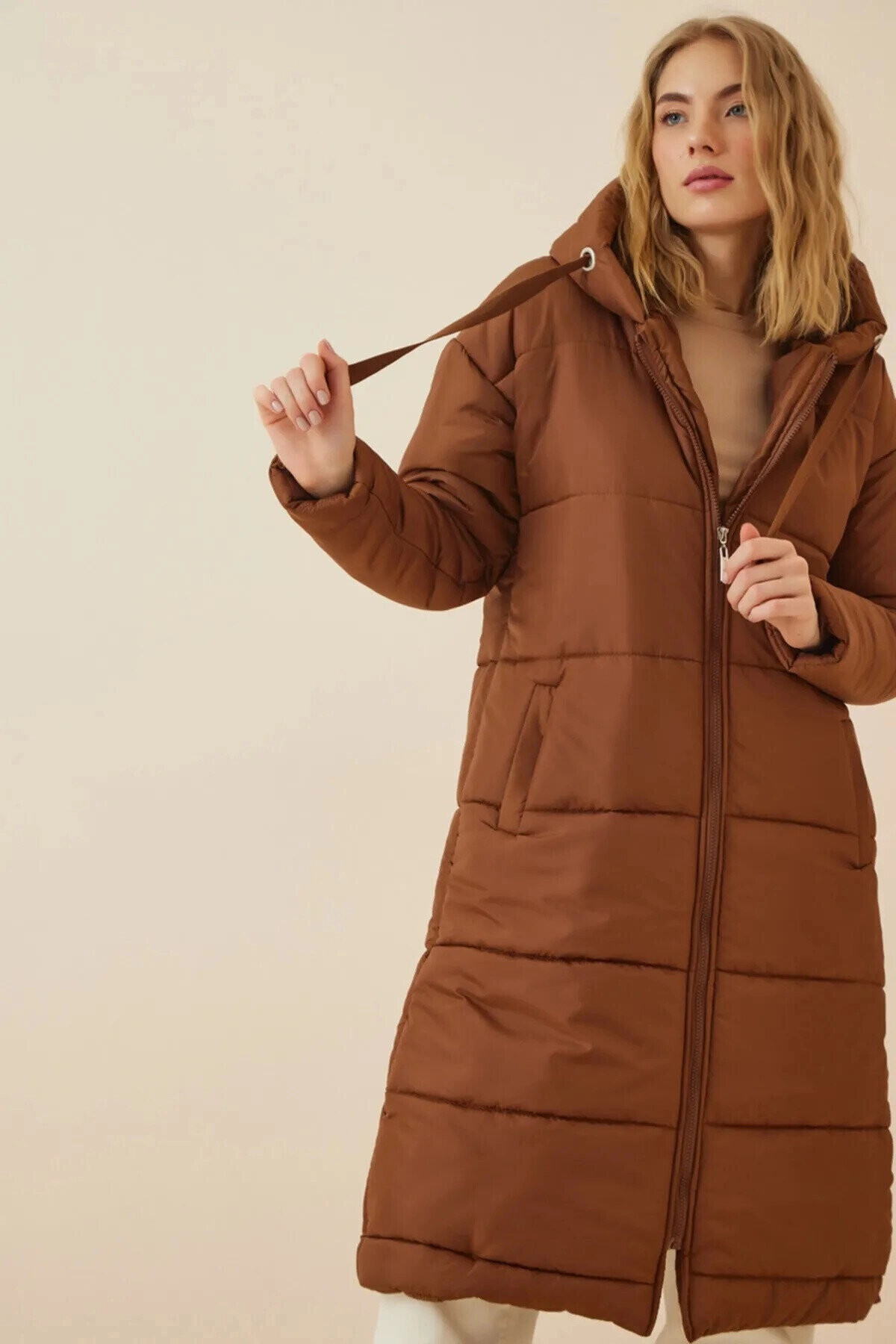 Kadın Çikolata Kapşonlu Uzun Oversize Şişme Mont PLD22W-3172
