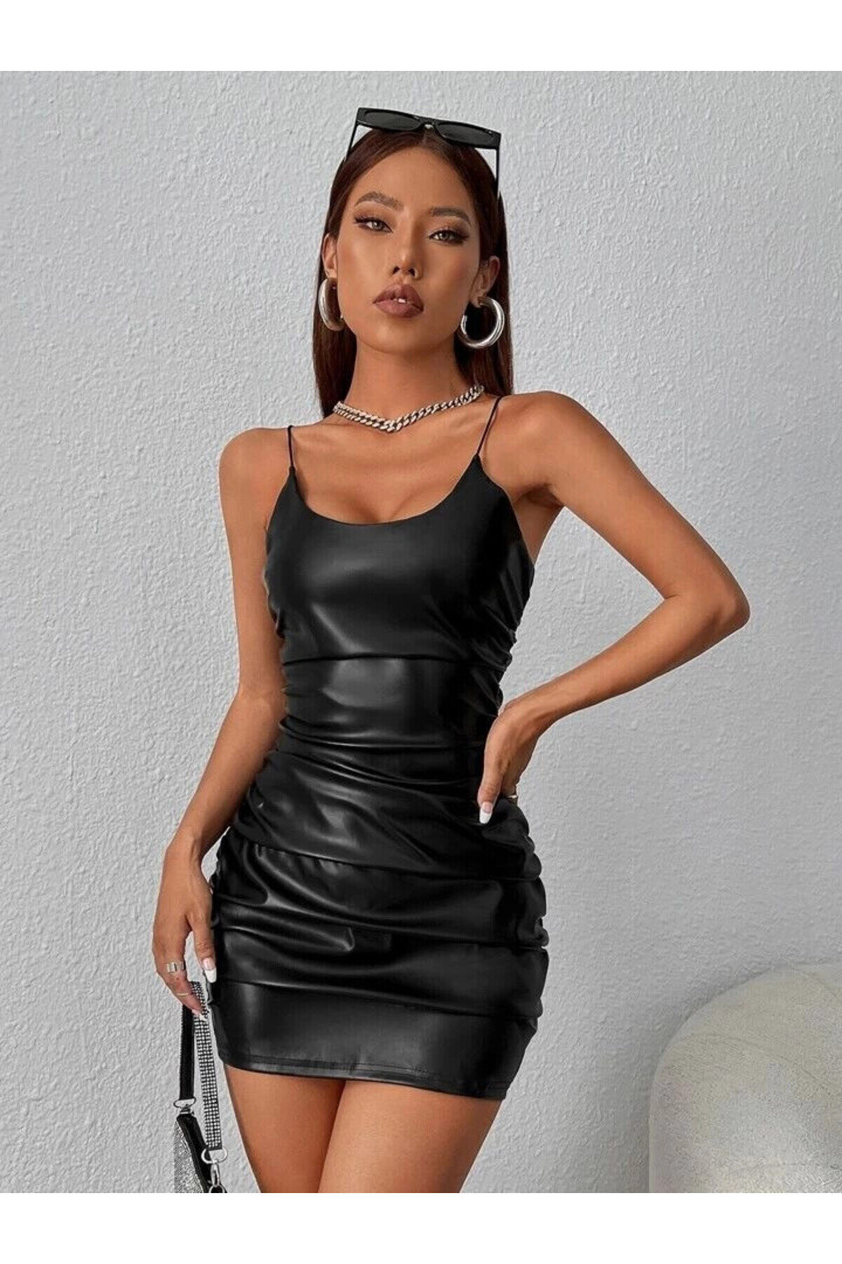Kadın Siyah Askılı Drape Detaylı Suni Deri Mini Elbise PLD24S-3100