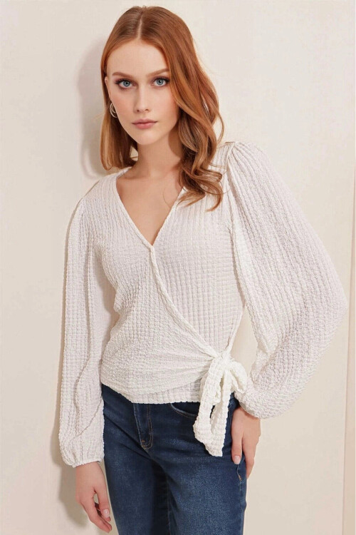 Kadın Beyaz Dokulu Anvelop Yaka Kuşaklı Trend Rahat Örme Bluz PLD23W-3066
