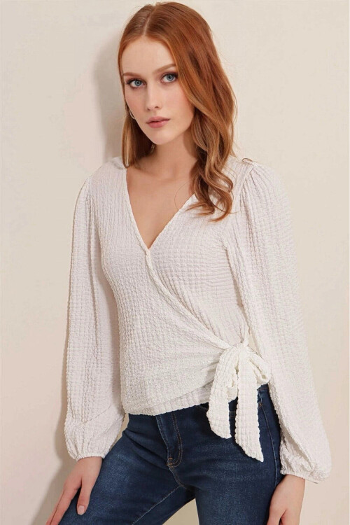 Kadın Beyaz Dokulu Anvelop Yaka Kuşaklı Trend Rahat Örme Bluz PLD23W-3066
