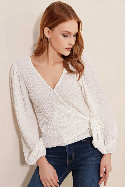 Kadın Beyaz Dokulu Anvelop Yaka Kuşaklı Trend Rahat Örme Bluz PLD23W-3066
