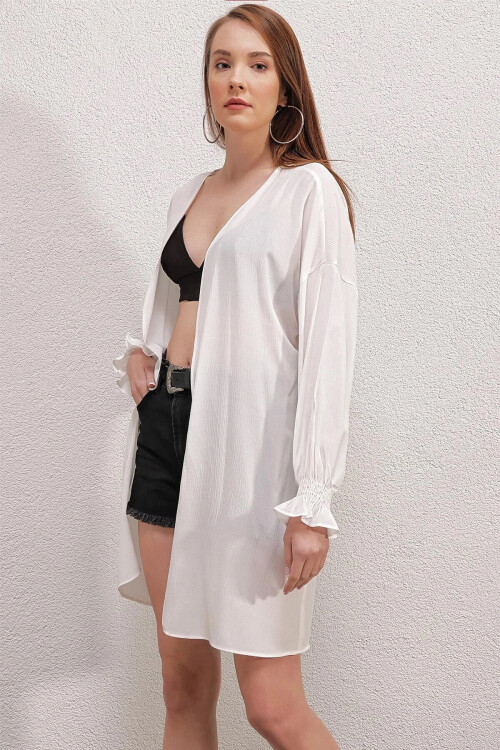 Kadın Beyaz Kolu Fırfır Detaylı Lastikli Salaş Kimono PLD23S-3149