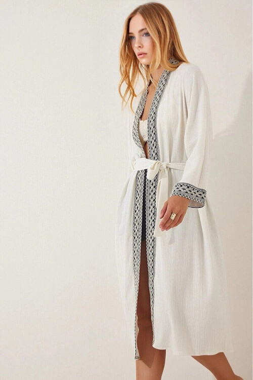 Kadın Beyaz Nakışlı Kuşaklı Uzun Kimono PLD22S-3151