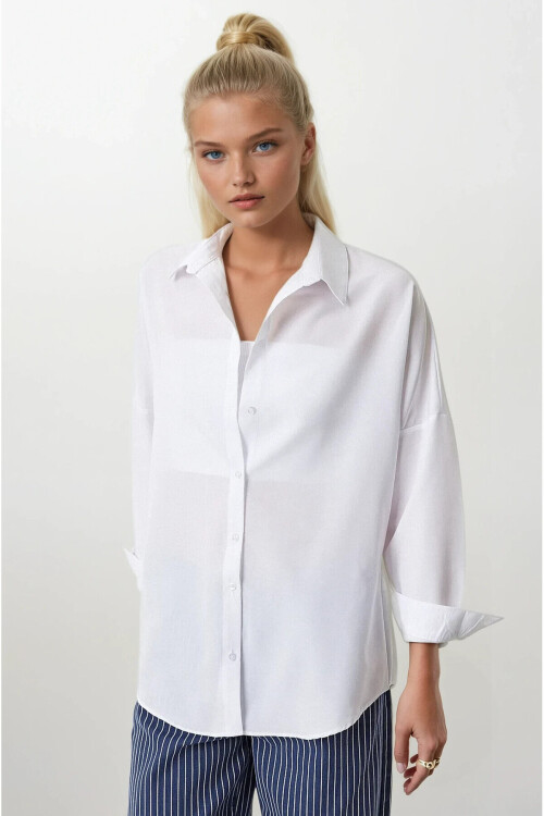 Kadın Beyaz Oversize Uzun Basic Gömlek PLD22W-3118