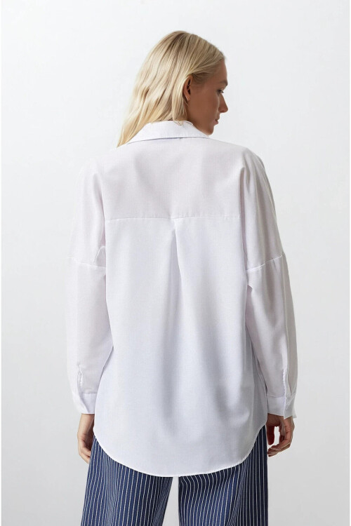 Kadın Beyaz Oversize Uzun Basic Gömlek PLD22W-3118