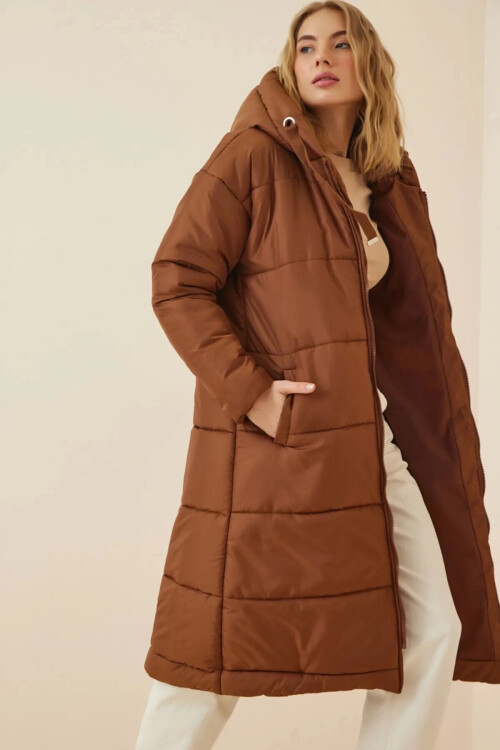 Kadın Çikolata Kapşonlu Uzun Oversize Şişme Mont PLD22W-3172