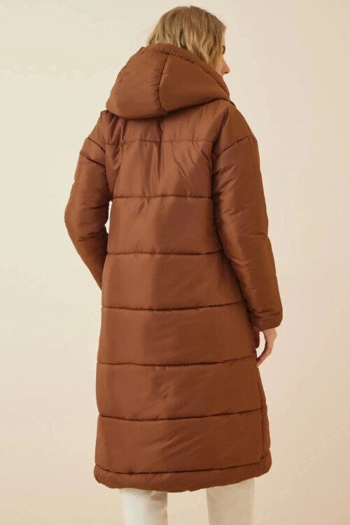 Kadın Çikolata Kapşonlu Uzun Oversize Şişme Mont PLD22W-3172