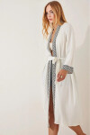 Kadın Beyaz Nakışlı Kuşaklı Uzun Kimono PLD22S-3151